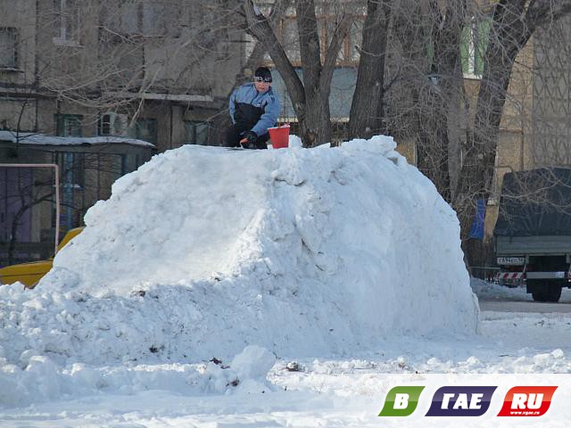 Как залить и сделать детям зимнюю горку к Новому году, фото