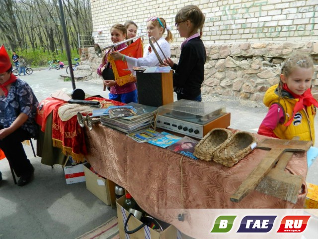 Назад в СССР у кинотеатра 