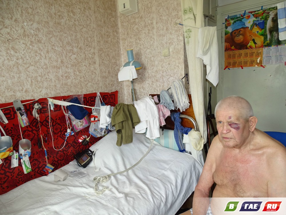 Бомжи избили и обокрали 86-летнего деда