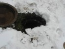 Четверо бомжей оказались заперты в колодце из за снега