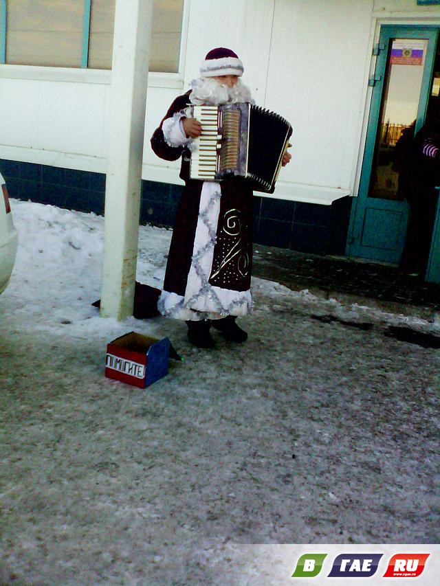 Дед Мороз поет на рынке