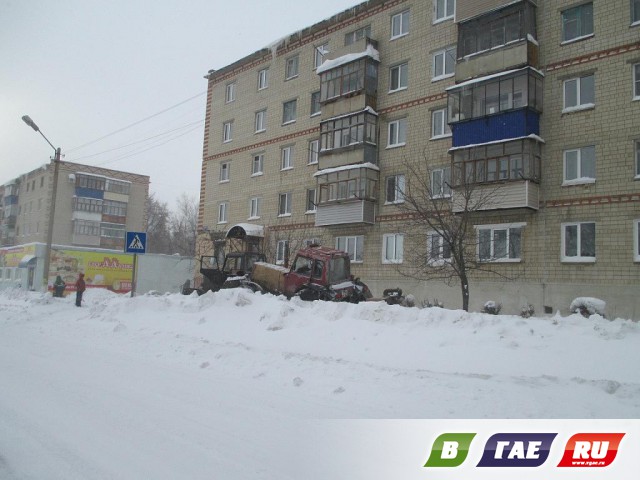 В снегу сегодня вязнут даже тракторы