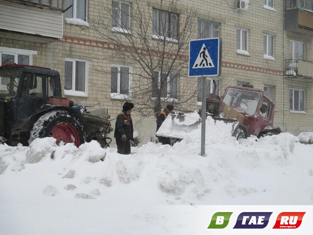 В снегу сегодня вязнут даже тракторы