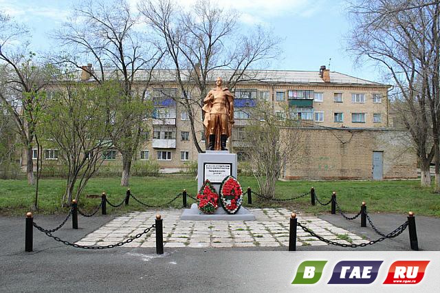 «Воин-строитель» мерзнет в снегу