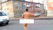 Он голым бегал по улицам