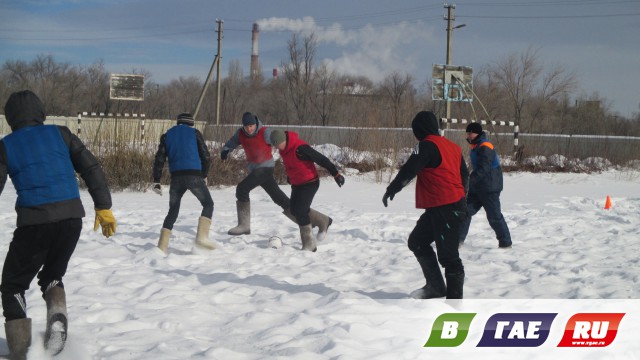 Игра в футбол на снегу