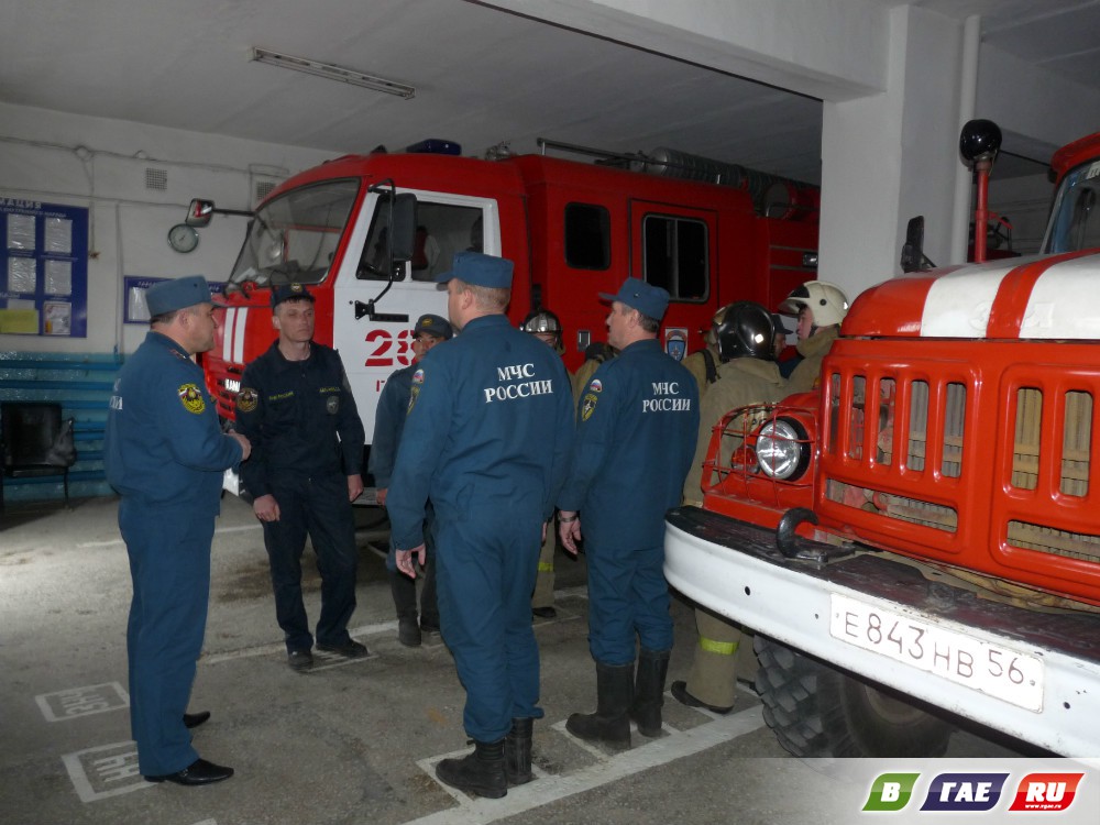 При смене караула пожарные автомобили. Построение пожарных. Развод в пожарной части. Караульная пожарная часть. Разметка в гараже пожарной части.