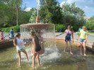 Дети купаются в грязном фонтане