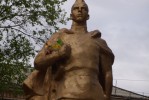 Зачем Воину-строителю  выцветший букет?