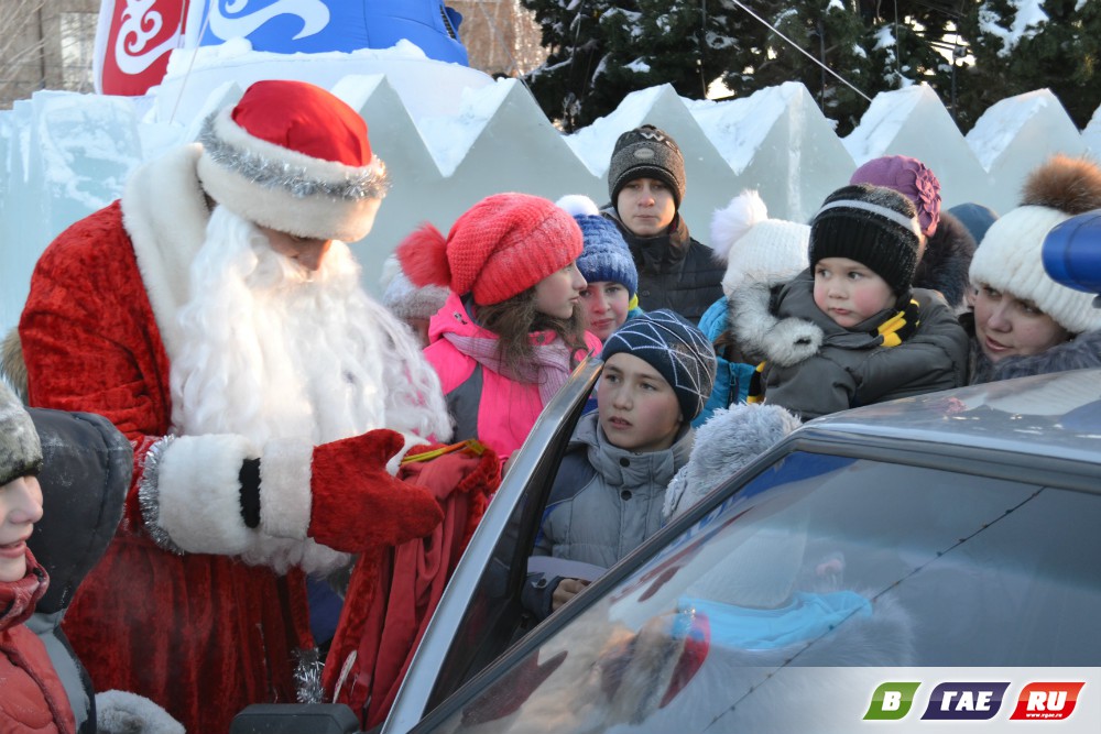 Полицейский Дед Мороз поздравлял детей