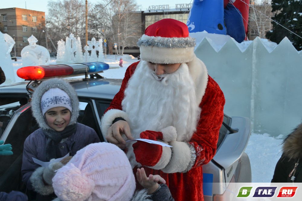 Полицейский Дед Мороз поздравлял детей
