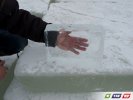 Через лед четко видно приложенную руку