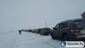 Снежные заносы и лед, автомобили в кювете