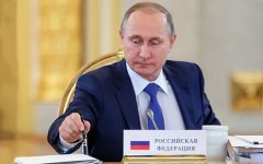 В. Путин повысил пенсионный возраст до 65 и 63 лет для чиновников
