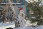 На снежном фронте - армия снеговиков и укрепления во дворах