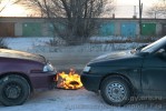 На улице города из горящего автомобиля спасали водителя