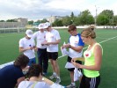 Хрупкие девчонки таскали друг друга по полю