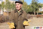 Субботник с раритетными граблями и выдачей денег