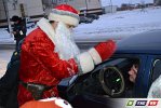 Водителей поздравил Дед Мороз с погонами под шубой