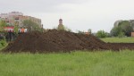 В парке расчищают почву для будущего строительства