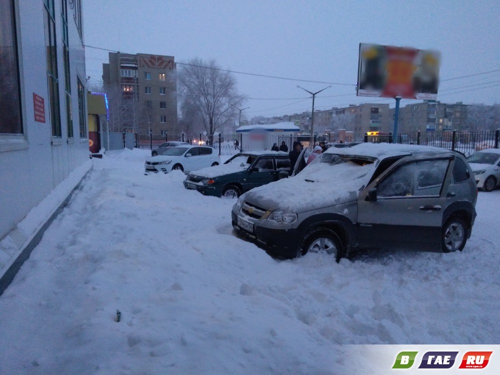 С гайского рынка упал снег на машины и повредил
