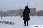 Женщина с тяпкой ходит на пр.Победы. И рубит