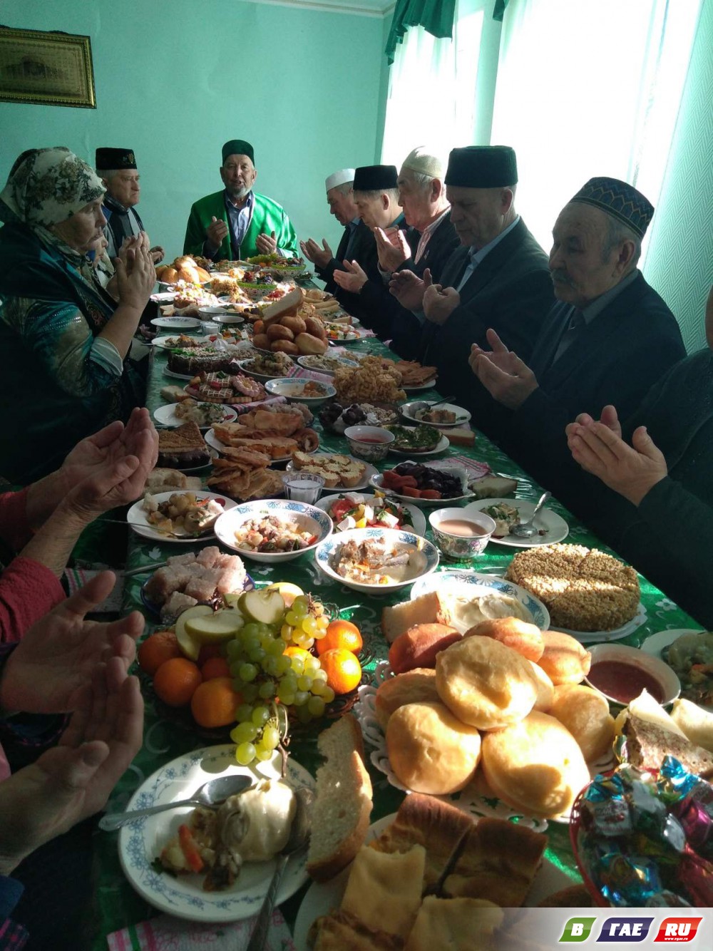 Мечеть п.Узембаево мужчины поздравляют женщин