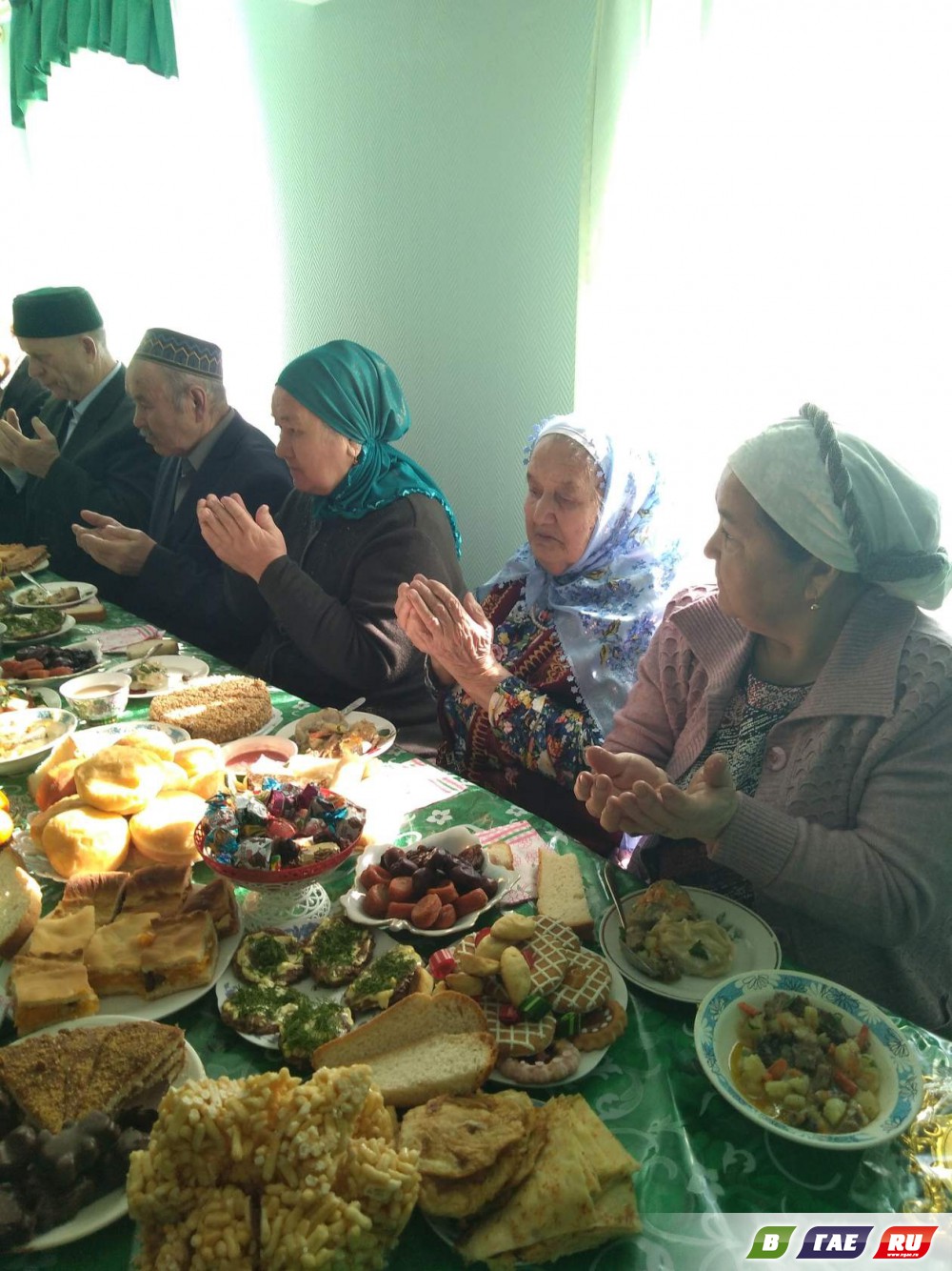 Мечеть п.Узембаево мужчины поздравляют женщин