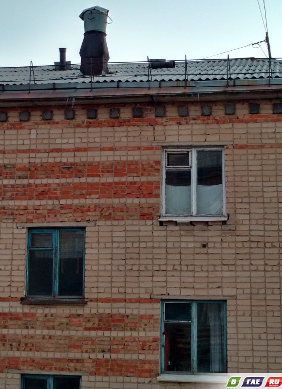 Ул. Ленина 50 6й подъезд. На крыше ветром сдуло