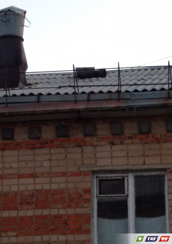 Ул. Ленина 50 6й подъезд. На крыше ветром сдуло