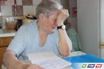 Гайчанка показывает квитанции за мусор и горько плачет