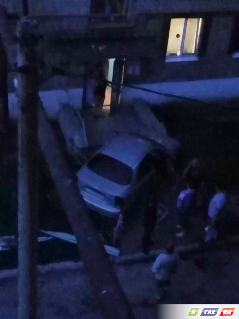 Машина въехала в подъезд улица Войченко 7, 1