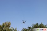 Самолет низко пролетел над головами отдыхающих возле фонтана в Гае