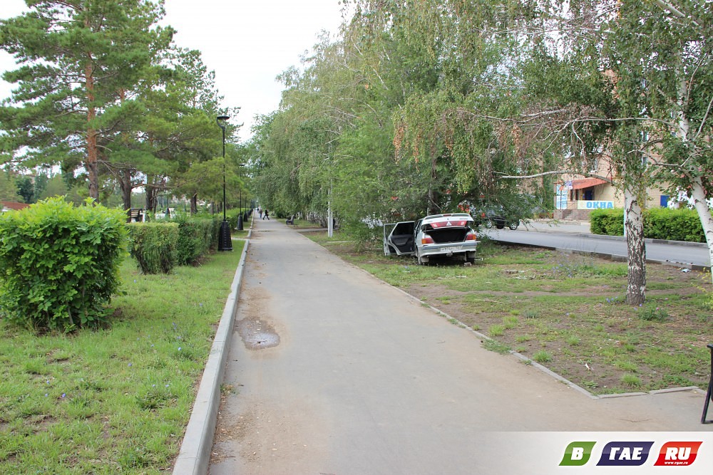На ул. Ленина ВАЗ 2115  снес сухостой и врезался в дерево