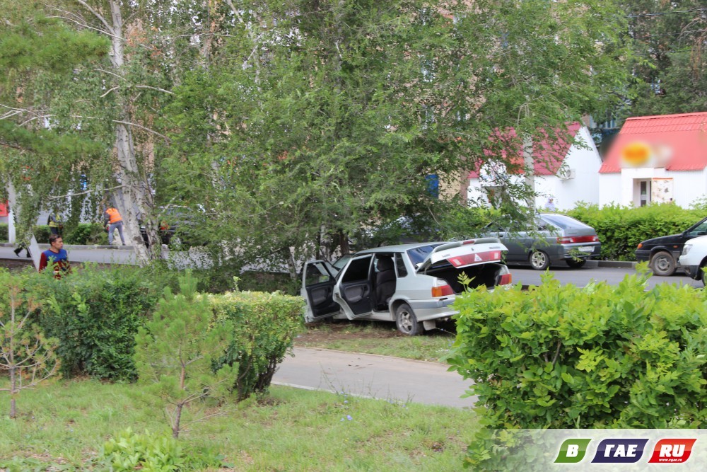 На ул. Ленина ВАЗ 2115  снес сухостой и врезался в дерево