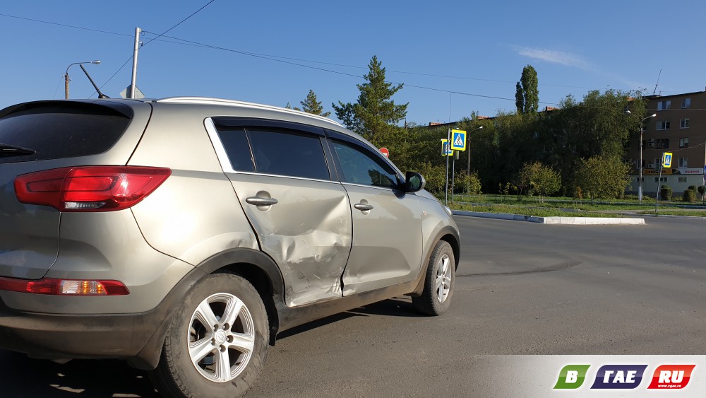 На перекрестке столкнулись KIA  Sportage и