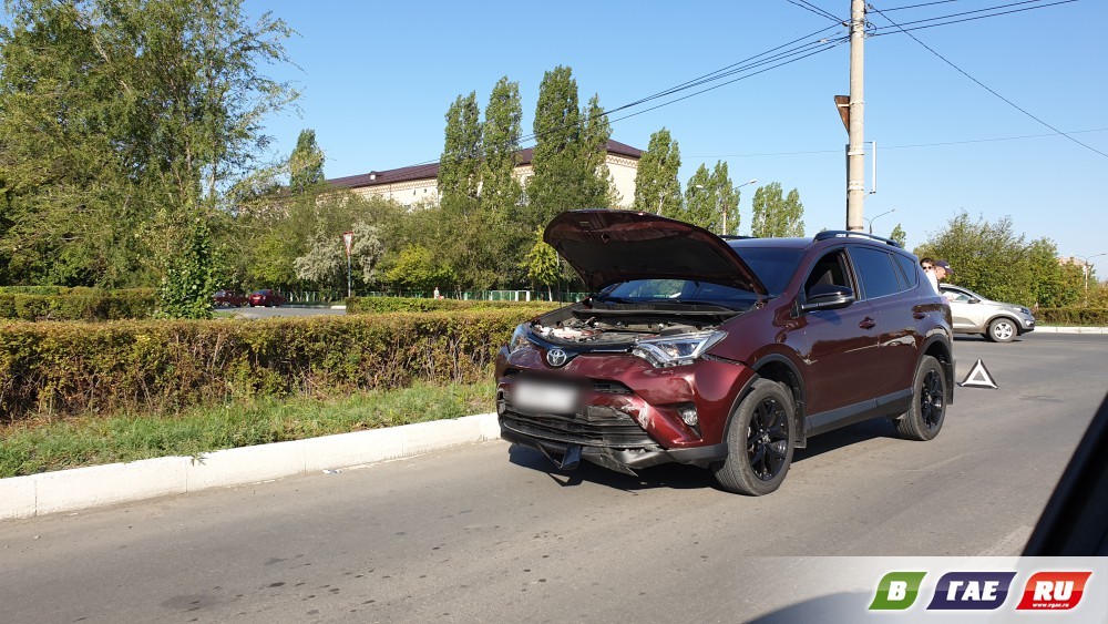 На перекрестке столкнулись KIA  Sportage и