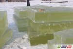 На городскую площадь завозят необычный зеленый лед