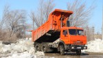 С городской площади увозят снег и лед. Фото с места складирования