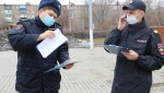 Полиция, казаки и дружинники останавливают прохожих на улице