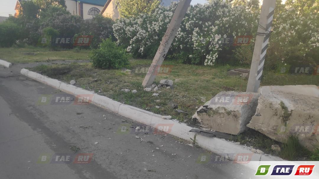 Крутой поворот на пути бетонный блок