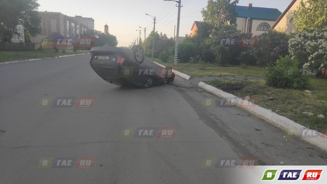 Крутой поворот на пути бетонный блок