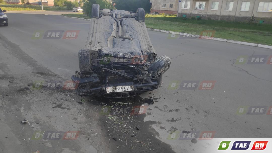 Крутой поворот на пути бетонный блок