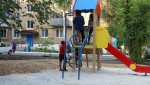 Территорию детской площадки пометили камнями