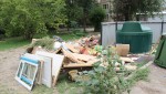 Жильцов  беспокоят растущие свалки во дворах