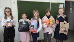 Ученики школы №8  собрали для приюта корма, игрушки, лекарства