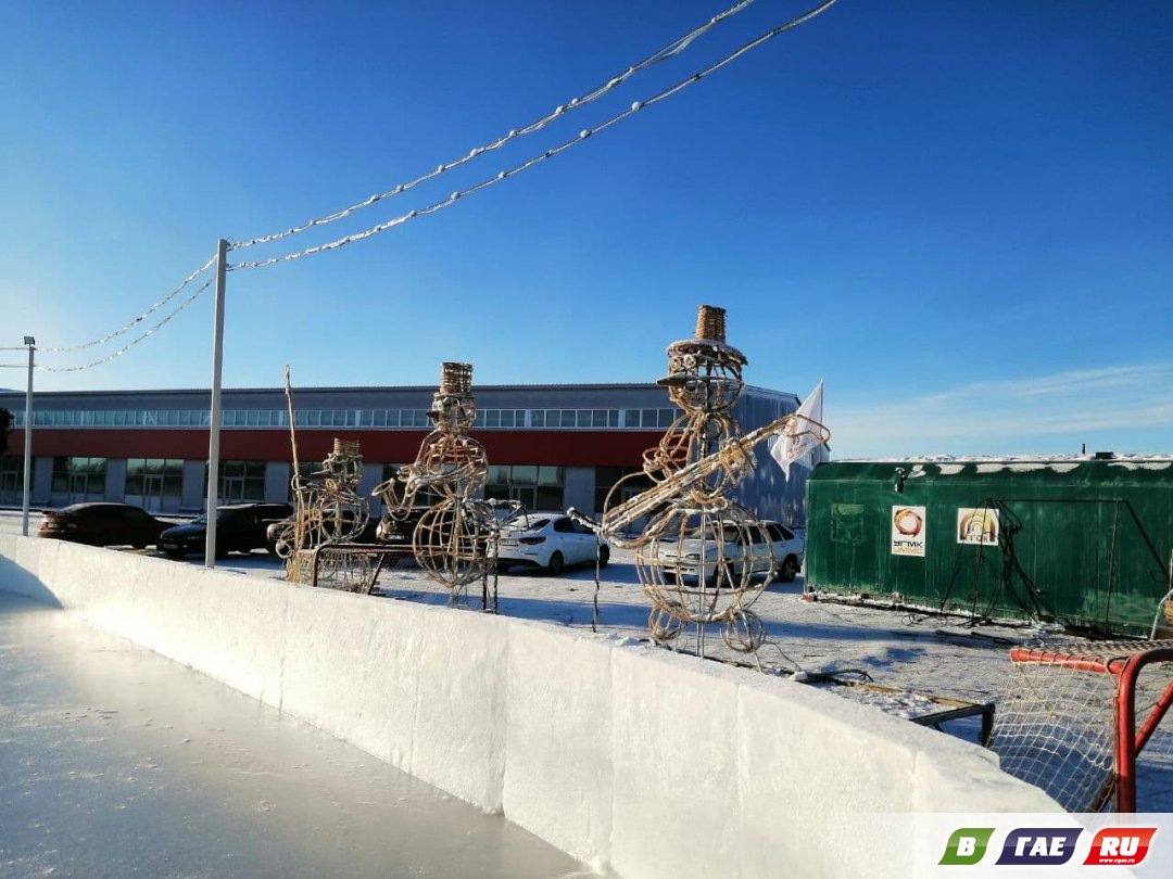 В ледовом городке  8-го микрорайона установили ёлку