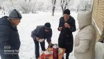 Волонтеры кормят горячим супом и одежду раздают