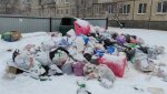Автохамы мешают опустошать заглубленный контейнер от мусора