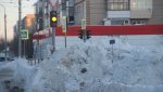 Водителей напрягают снежные «айсберги» на перекрестках и выездах со дворов